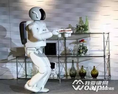 美女机器人击倒对手后拍屁股挑衅，引发科技与伦理的碰撞