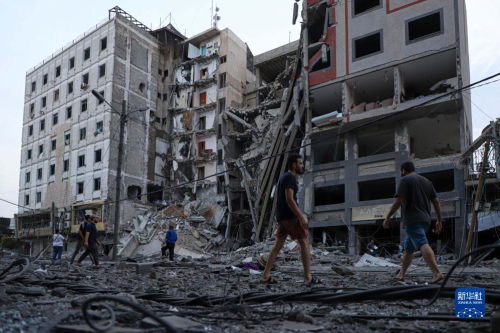航拍以色列街头：多地建筑变废墟